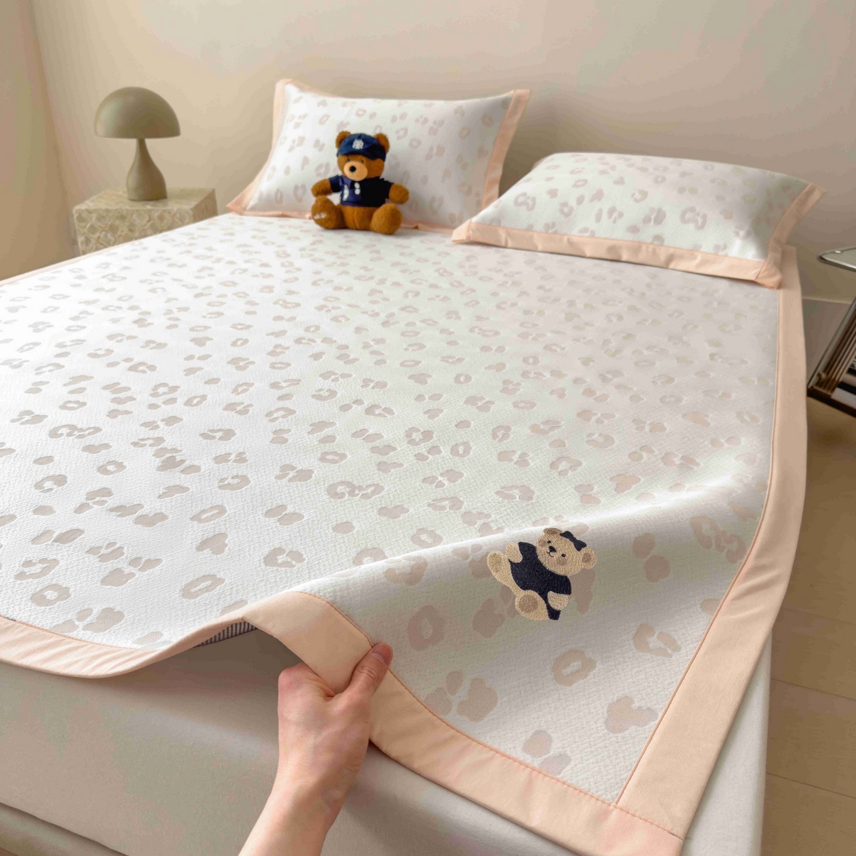 91家纺网 家纺一手货源 找家纺 孩子王家纺 2026春夏新款A类母婴级ins清新冰豆豆小熊刺绣凉感值过0.21夏季冰丝席凉席 小熊豹豹-玉色 床单款