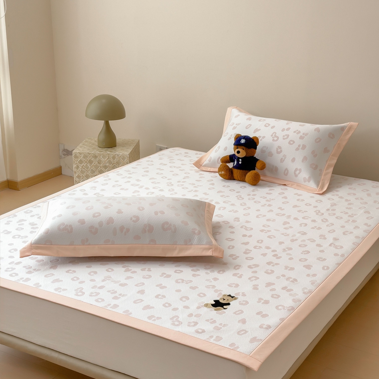 91家纺网 家纺一手货源 找家纺 孩子王家纺 2026春夏新款A类母婴级ins清新冰豆豆小熊刺绣凉感值过0.21夏季冰丝席凉席 小熊豹豹-玉色 床单款