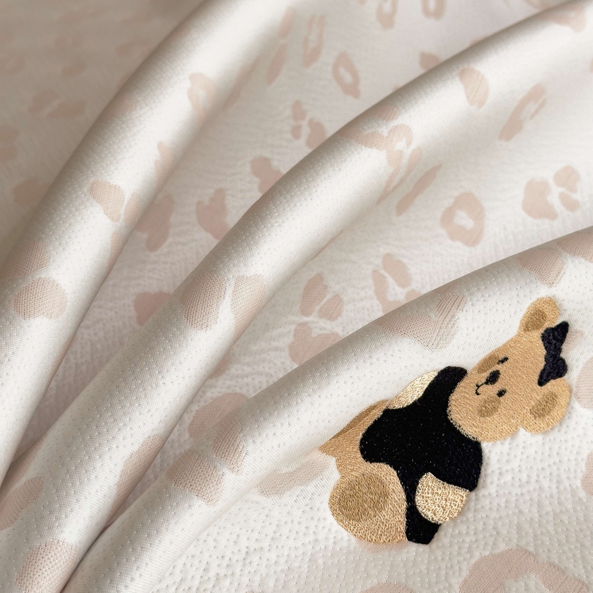 91家纺网 家纺一手货源 找家纺 孩子王家纺 2026春夏新款A类母婴级ins清新冰豆豆小熊刺绣凉感值过0.21夏季冰丝席凉席 小熊豹豹-玉色 床单款