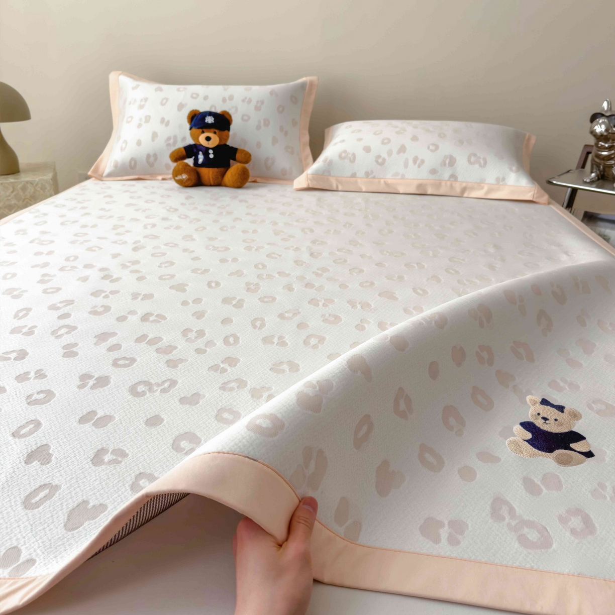 91家纺网 家纺一手货源 找家纺 孩子王家纺 2026春夏新款A类母婴级ins清新冰豆豆小熊刺绣凉感值过0.21夏季冰丝席凉席 小熊豹豹-玉色 床单款