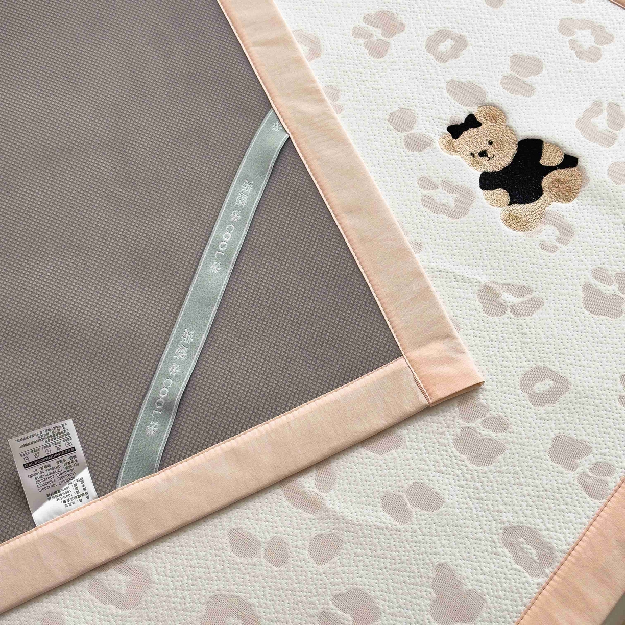 91家纺网 家纺一手货源 找家纺 孩子王家纺 2026春夏新款A类母婴级ins清新冰豆豆小熊刺绣凉感值过0.21夏季冰丝席凉席 小熊豹豹-玉色 床单款