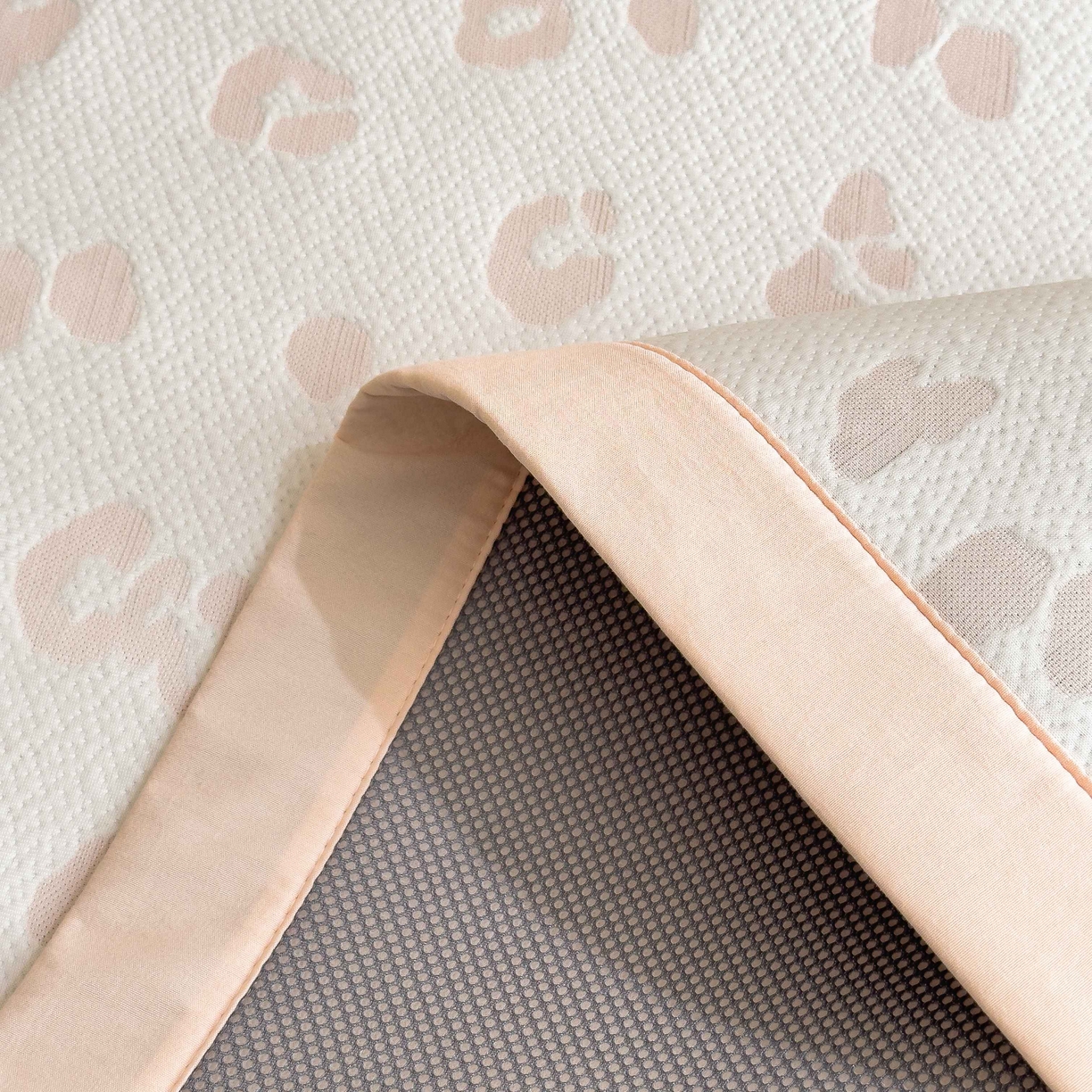 91家纺网 家纺一手货源 找家纺 孩子王家纺 2026春夏新款A类母婴级ins清新冰豆豆小熊刺绣凉感值过0.21夏季冰丝席凉席 小熊豹豹-玉色 床单款