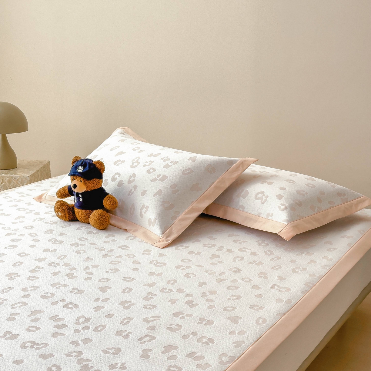 91家纺网 家纺一手货源 找家纺 孩子王家纺 2026春夏新款A类母婴级ins清新冰豆豆小熊刺绣凉感值过0.21夏季冰丝席凉席 小熊豹豹-玉色 床单款