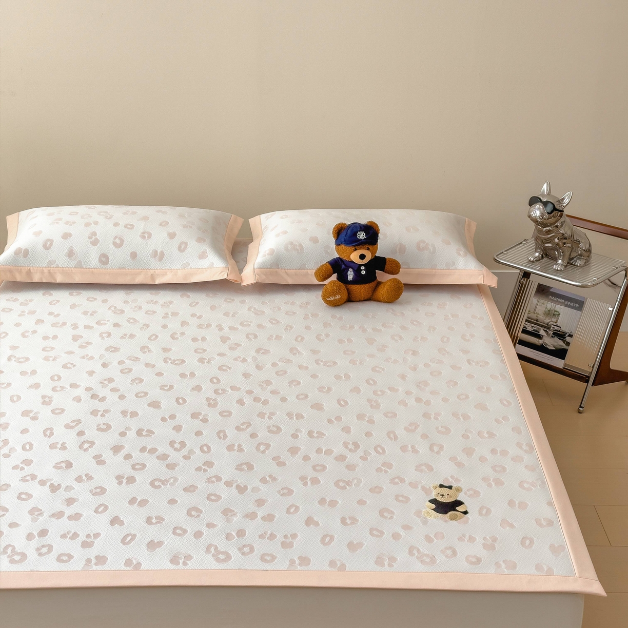 91家纺网 家纺一手货源 找家纺 孩子王家纺 2026春夏新款A类母婴级ins清新冰豆豆小熊刺绣凉感值过0.21夏季冰丝席凉席 小熊豹豹-玉色 床单款