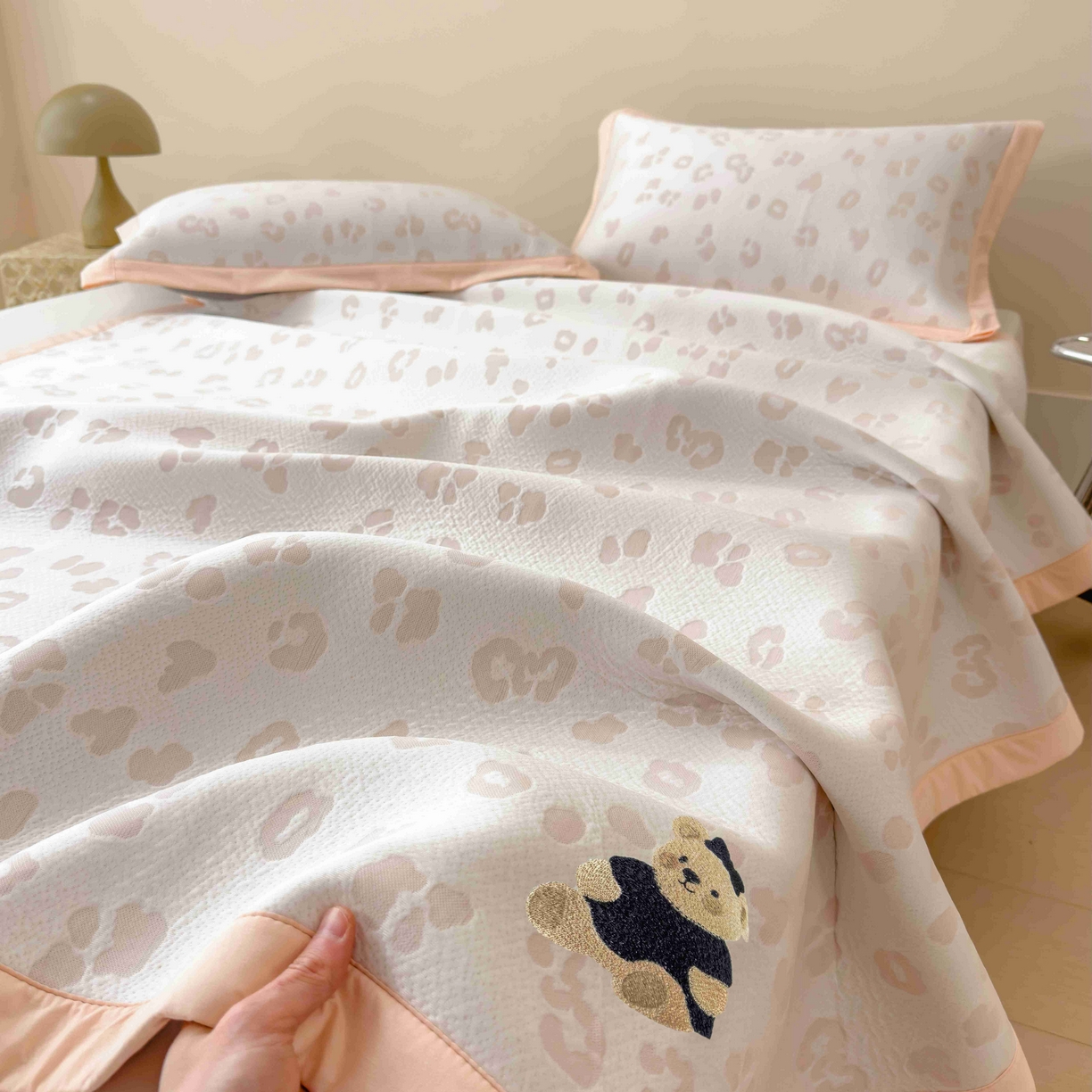 91家纺网 家纺一手货源 找家纺 孩子王家纺 2026春夏新款A类母婴级ins清新冰豆豆小熊刺绣凉感值过0.21夏季冰丝席凉席 小熊豹豹-玉色 床单款