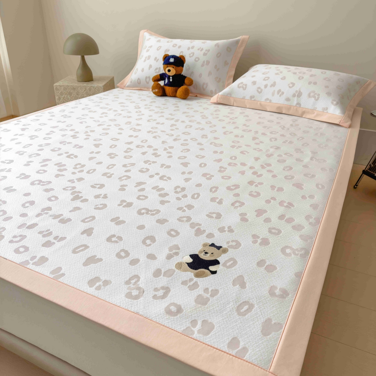 91家纺网 家纺一手货源 找家纺 孩子王家纺 2026春夏新款A类母婴级ins清新冰豆豆小熊刺绣凉感值过0.21夏季冰丝席凉席 小熊豹豹-玉色 床单款