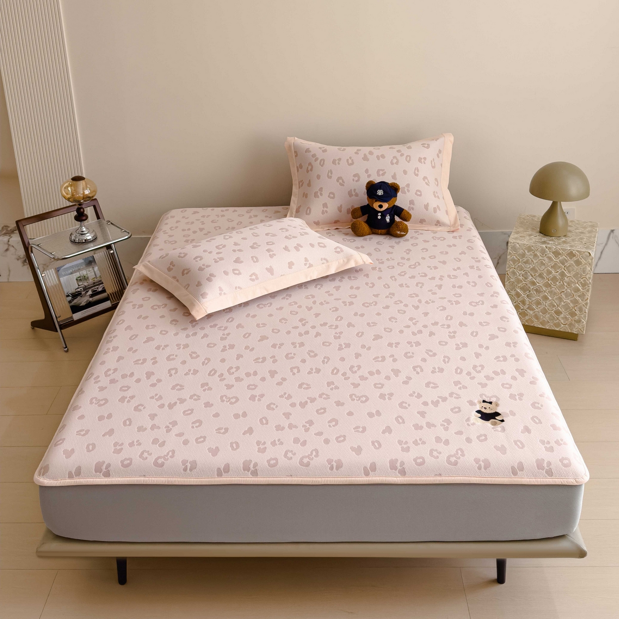 91家纺网 家纺一手货源 找家纺 孩子王家纺 2026春夏新款A类母婴级ins清新冰豆豆小熊刺绣凉感值过0.21夏季冰丝席凉席 小熊豹豹-粉 床笠款