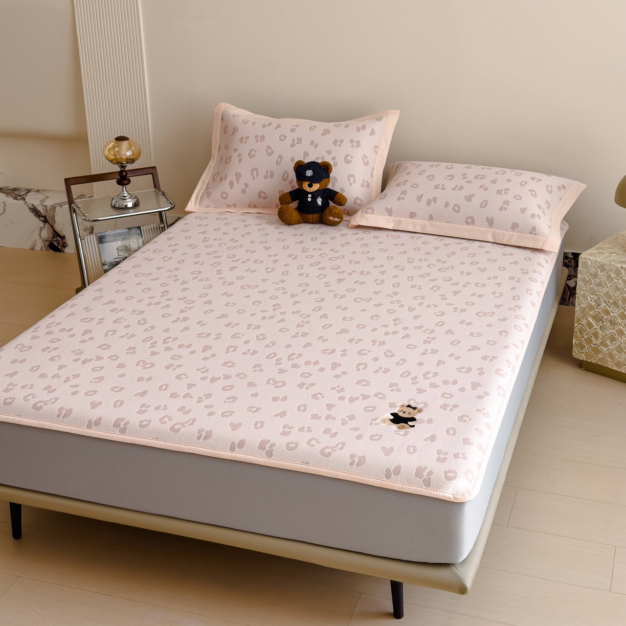 91家纺网 家纺一手货源 找家纺 孩子王家纺 2026春夏新款A类母婴级ins清新冰豆豆小熊刺绣凉感值过0.21夏季冰丝席凉席 小熊豹豹-粉 床笠款