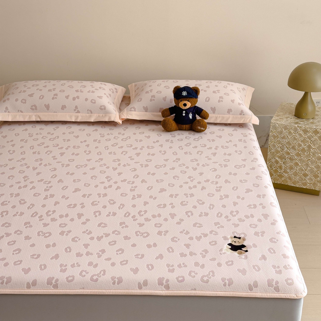 91家纺网 家纺一手货源 找家纺 孩子王家纺 2026春夏新款A类母婴级ins清新冰豆豆小熊刺绣凉感值过0.21夏季冰丝席凉席 小熊豹豹-粉 床笠款