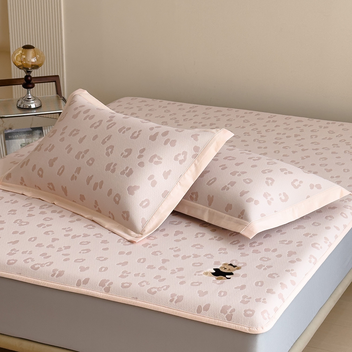 91家纺网 家纺一手货源 找家纺 孩子王家纺 2026春夏新款A类母婴级ins清新冰豆豆小熊刺绣凉感值过0.21夏季冰丝席凉席 小熊豹豹-粉 床笠款