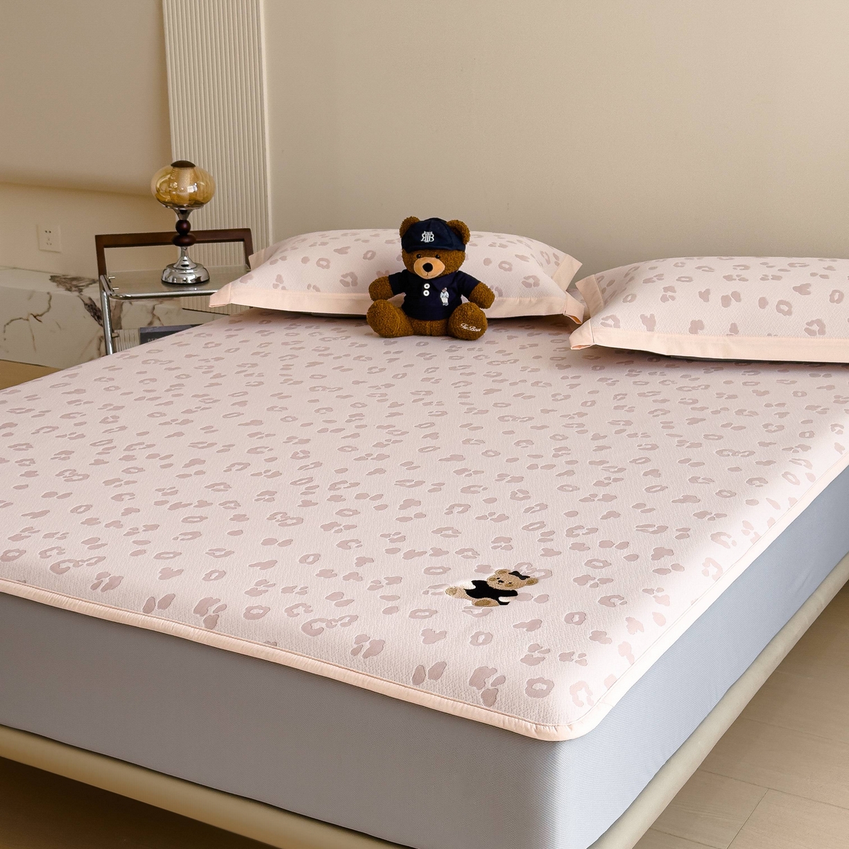 91家纺网 家纺一手货源 找家纺 孩子王家纺 2026春夏新款A类母婴级ins清新冰豆豆小熊刺绣凉感值过0.21夏季冰丝席凉席 小熊豹豹-粉 床笠款