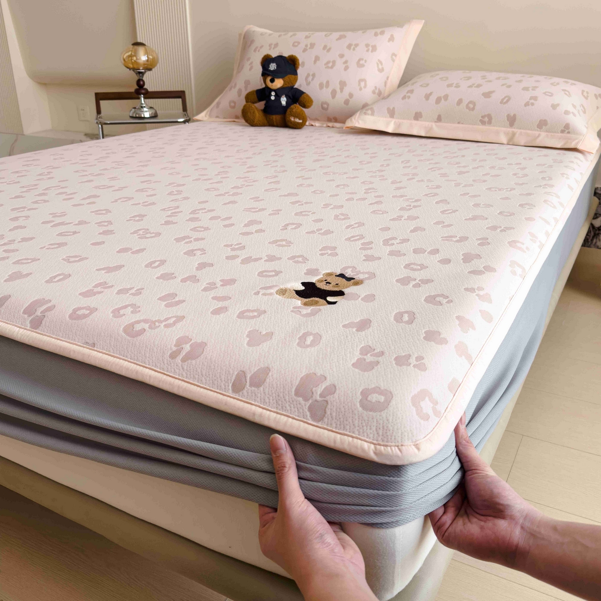 91家纺网 家纺一手货源 找家纺 孩子王家纺 2026春夏新款A类母婴级ins清新冰豆豆小熊刺绣凉感值过0.21夏季冰丝席凉席 小熊豹豹-粉 床笠款