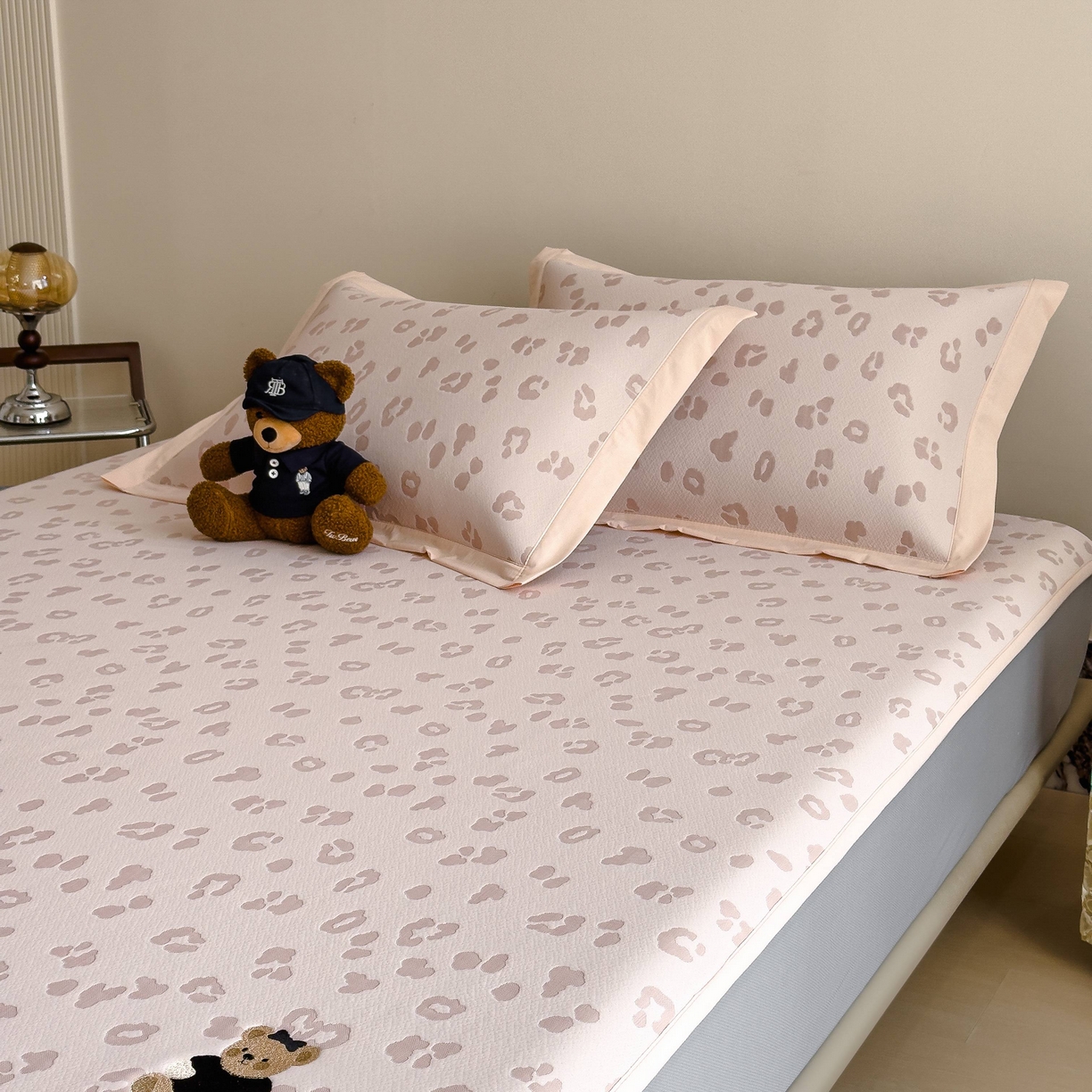 91家纺网 家纺一手货源 找家纺 孩子王家纺 2026春夏新款A类母婴级ins清新冰豆豆小熊刺绣凉感值过0.21夏季冰丝席凉席 小熊豹豹-粉 床笠款