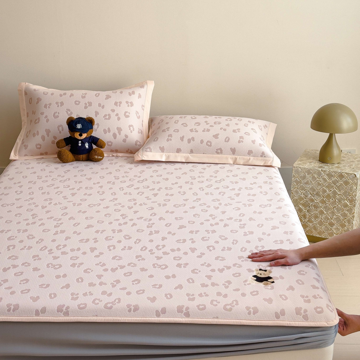 91家纺网 家纺一手货源 找家纺 孩子王家纺 2026春夏新款A类母婴级ins清新冰豆豆小熊刺绣凉感值过0.21夏季冰丝席凉席 小熊豹豹-粉 床笠款