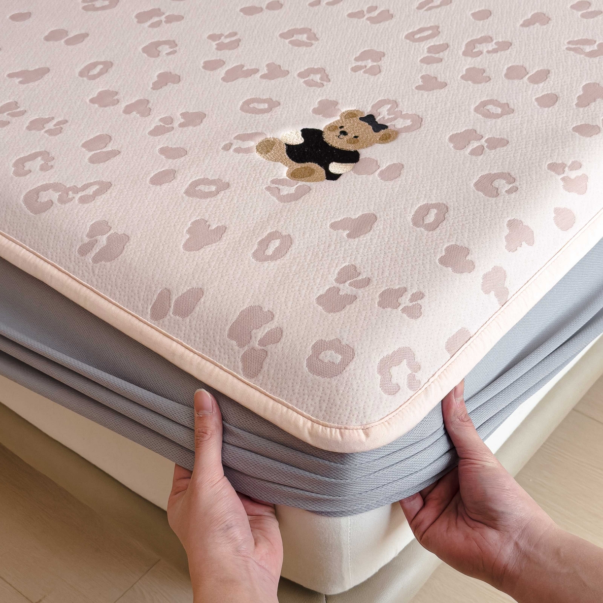 91家纺网 家纺一手货源 找家纺 孩子王家纺 2026春夏新款A类母婴级ins清新冰豆豆小熊刺绣凉感值过0.21夏季冰丝席凉席 小熊豹豹-粉 床笠款