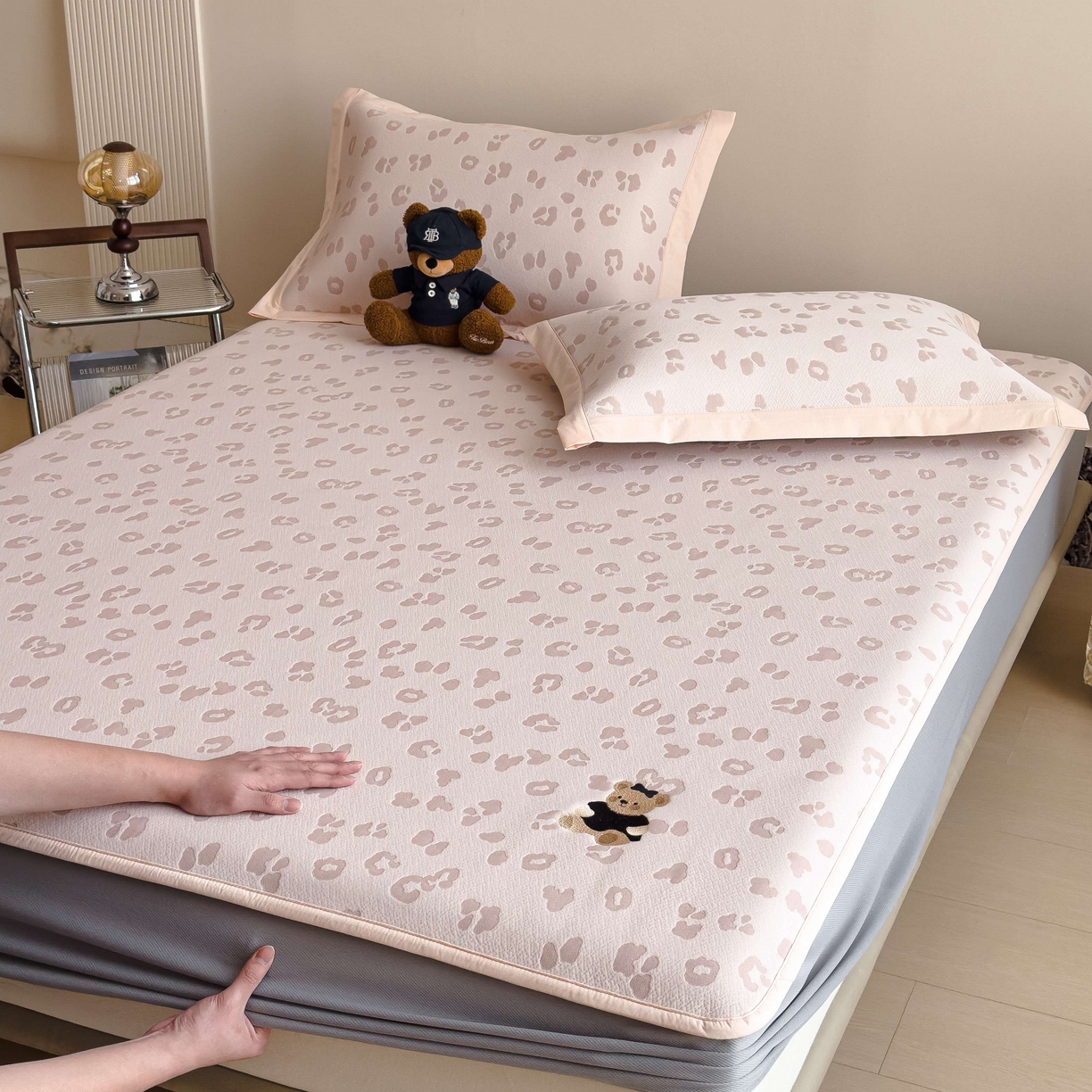 91家纺网 家纺一手货源 找家纺 孩子王家纺 2026春夏新款A类母婴级ins清新冰豆豆小熊刺绣凉感值过0.21夏季冰丝席凉席 小熊豹豹-粉 床笠款