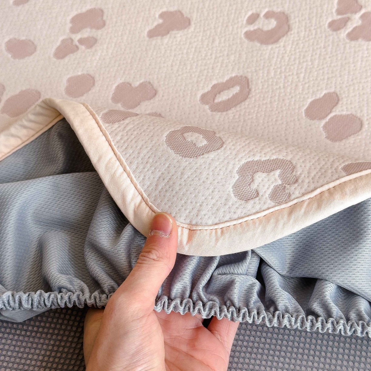 91家纺网 家纺一手货源 找家纺 孩子王家纺 2026春夏新款A类母婴级ins清新冰豆豆小熊刺绣凉感值过0.21夏季冰丝席凉席 小熊豹豹-粉 床笠款