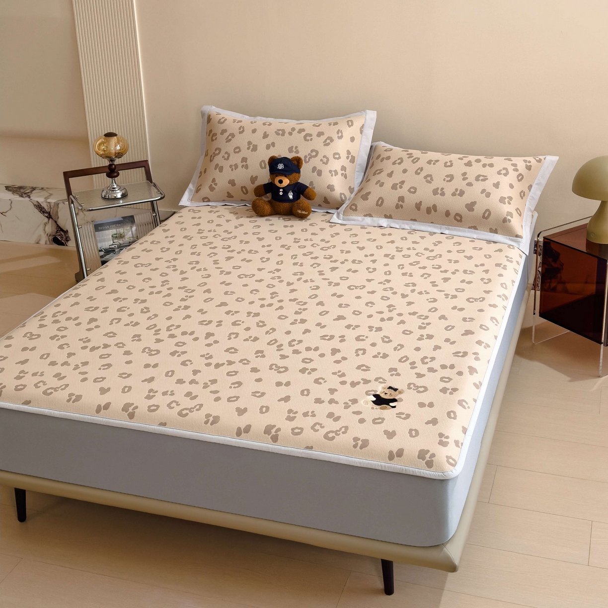 91家纺网 家纺一手货源 找家纺 孩子王家纺 2026春夏新款A类母婴级ins清新冰豆豆小熊刺绣凉感值过0.21夏季冰丝席凉席 小熊豹豹-咖 床笠款