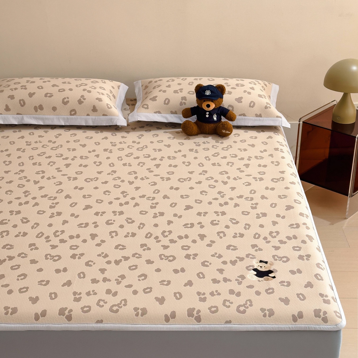 91家纺网 家纺一手货源 找家纺 孩子王家纺 2026春夏新款A类母婴级ins清新冰豆豆小熊刺绣凉感值过0.21夏季冰丝席凉席 小熊豹豹-咖 床笠款