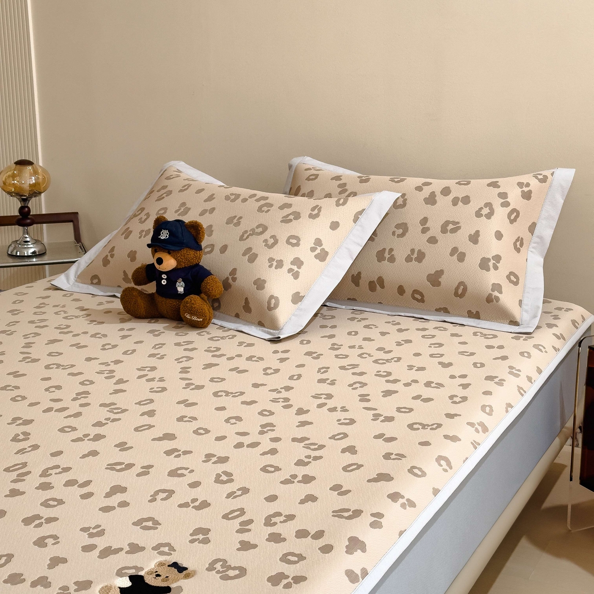 91家纺网 家纺一手货源 找家纺 孩子王家纺 2026春夏新款A类母婴级ins清新冰豆豆小熊刺绣凉感值过0.21夏季冰丝席凉席 小熊豹豹-咖 床笠款