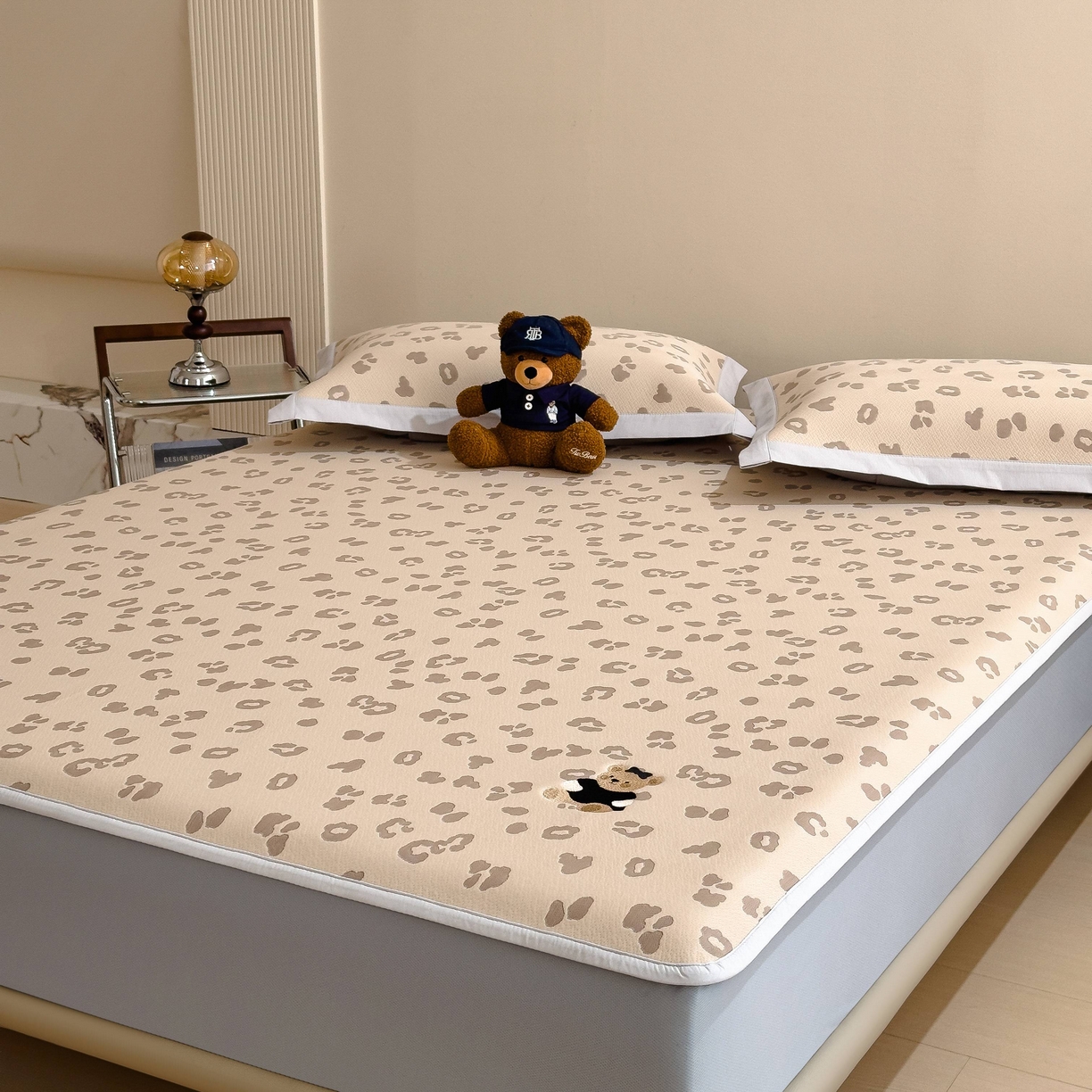 91家纺网 家纺一手货源 找家纺 孩子王家纺 2026春夏新款A类母婴级ins清新冰豆豆小熊刺绣凉感值过0.21夏季冰丝席凉席 小熊豹豹-咖 床笠款