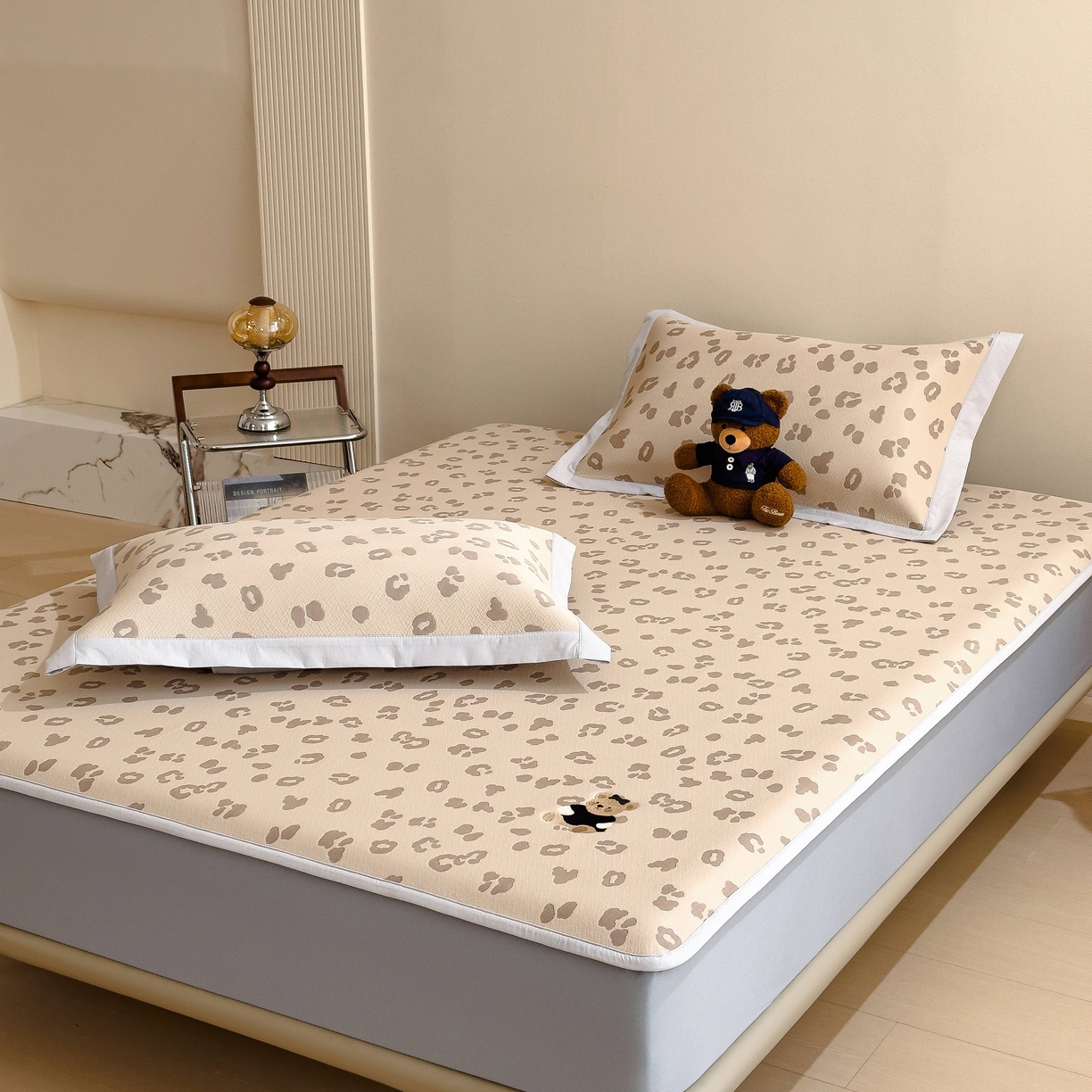 91家纺网 家纺一手货源 找家纺 孩子王家纺 2026春夏新款A类母婴级ins清新冰豆豆小熊刺绣凉感值过0.21夏季冰丝席凉席 小熊豹豹-咖 床笠款