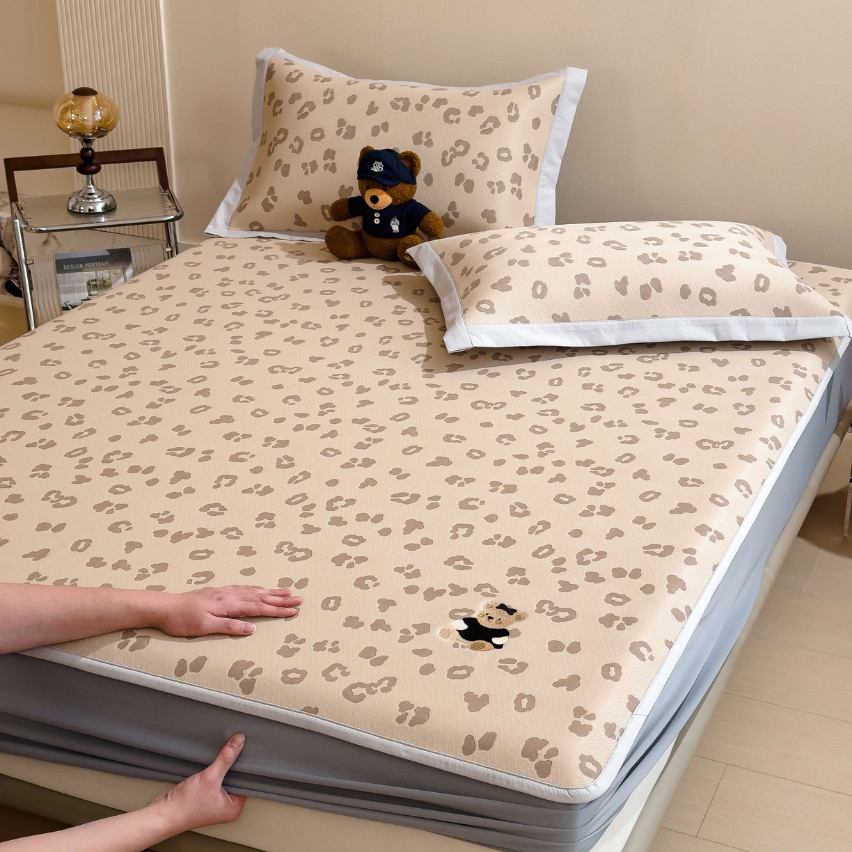 91家纺网 家纺一手货源 找家纺 孩子王家纺 2026春夏新款A类母婴级ins清新冰豆豆小熊刺绣凉感值过0.21夏季冰丝席凉席 小熊豹豹-咖 床笠款