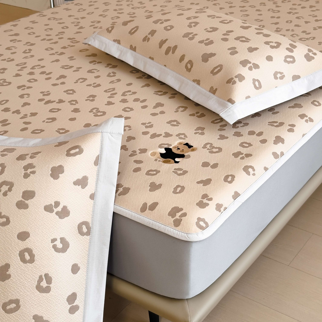 91家纺网 家纺一手货源 找家纺 孩子王家纺 2026春夏新款A类母婴级ins清新冰豆豆小熊刺绣凉感值过0.21夏季冰丝席凉席 小熊豹豹-咖 床笠款