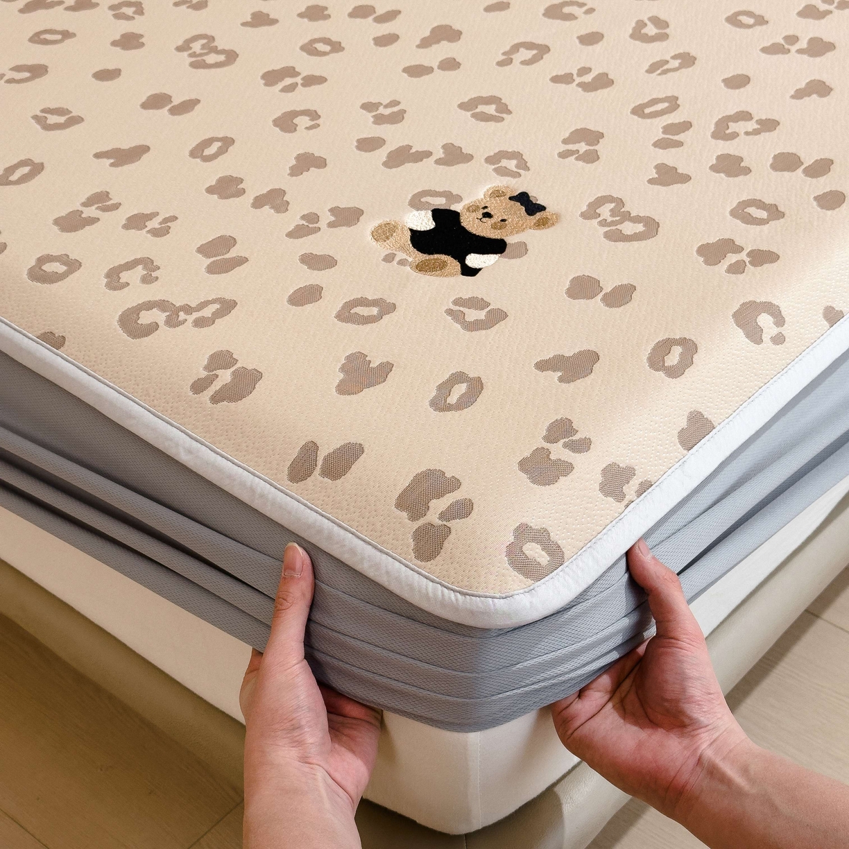 91家纺网 家纺一手货源 找家纺 孩子王家纺 2026春夏新款A类母婴级ins清新冰豆豆小熊刺绣凉感值过0.21夏季冰丝席凉席 小熊豹豹-咖 床笠款