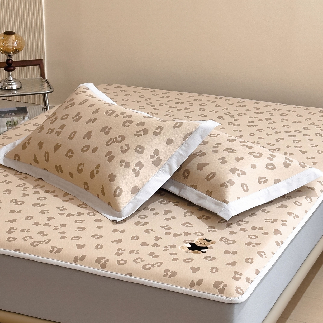 91家纺网 家纺一手货源 找家纺 孩子王家纺 2026春夏新款A类母婴级ins清新冰豆豆小熊刺绣凉感值过0.21夏季冰丝席凉席 小熊豹豹-咖 床笠款