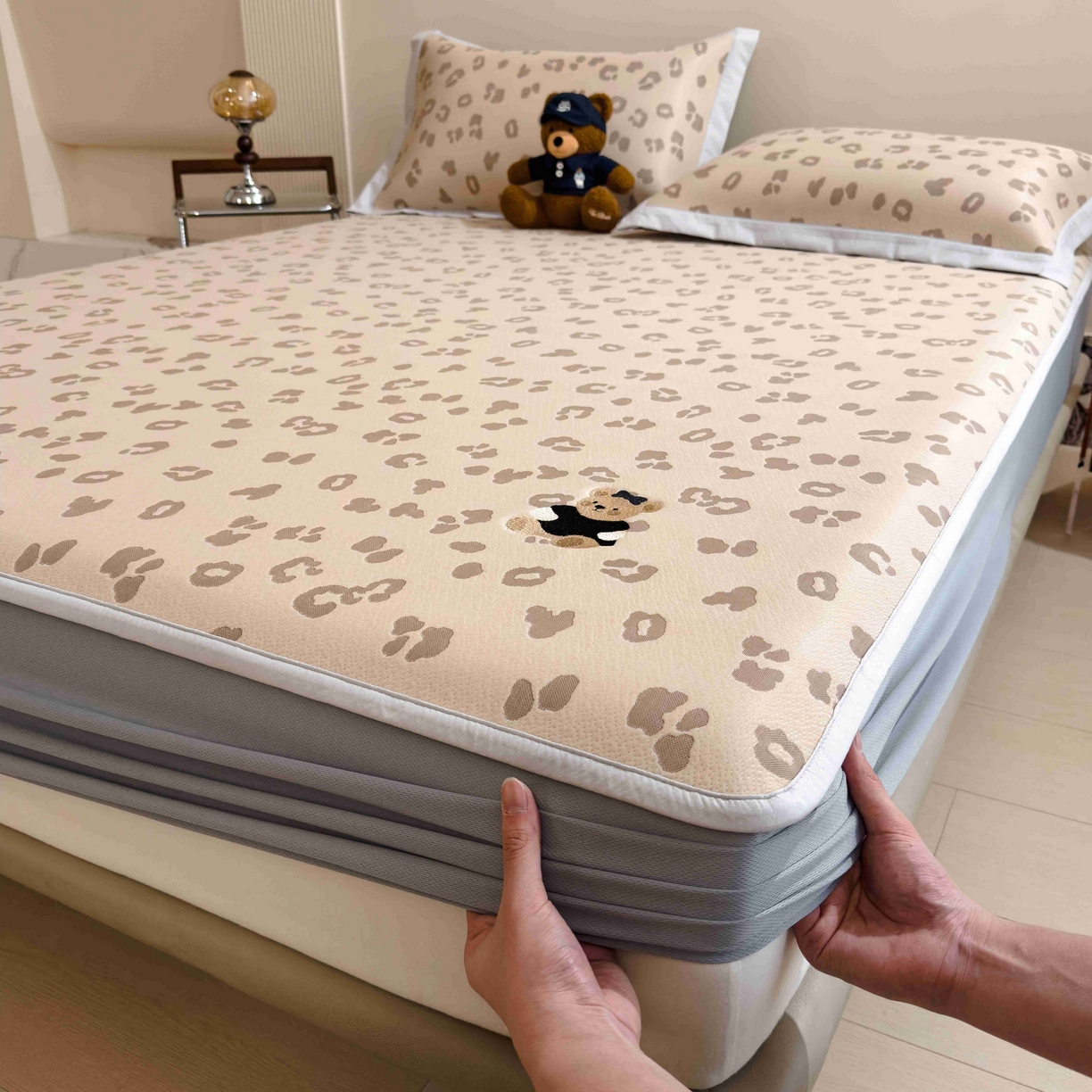 91家纺网 家纺一手货源 找家纺 孩子王家纺 2026春夏新款A类母婴级ins清新冰豆豆小熊刺绣凉感值过0.21夏季冰丝席凉席 小熊豹豹-咖 床笠款