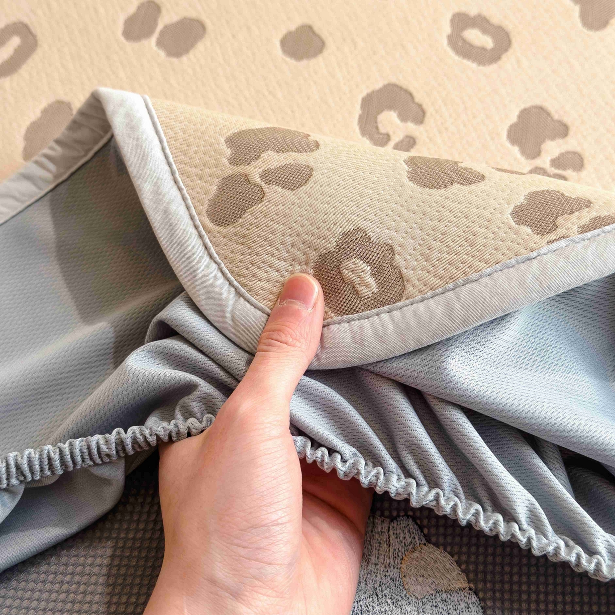 91家纺网 家纺一手货源 找家纺 孩子王家纺 2026春夏新款A类母婴级ins清新冰豆豆小熊刺绣凉感值过0.21夏季冰丝席凉席 小熊豹豹-咖 床笠款