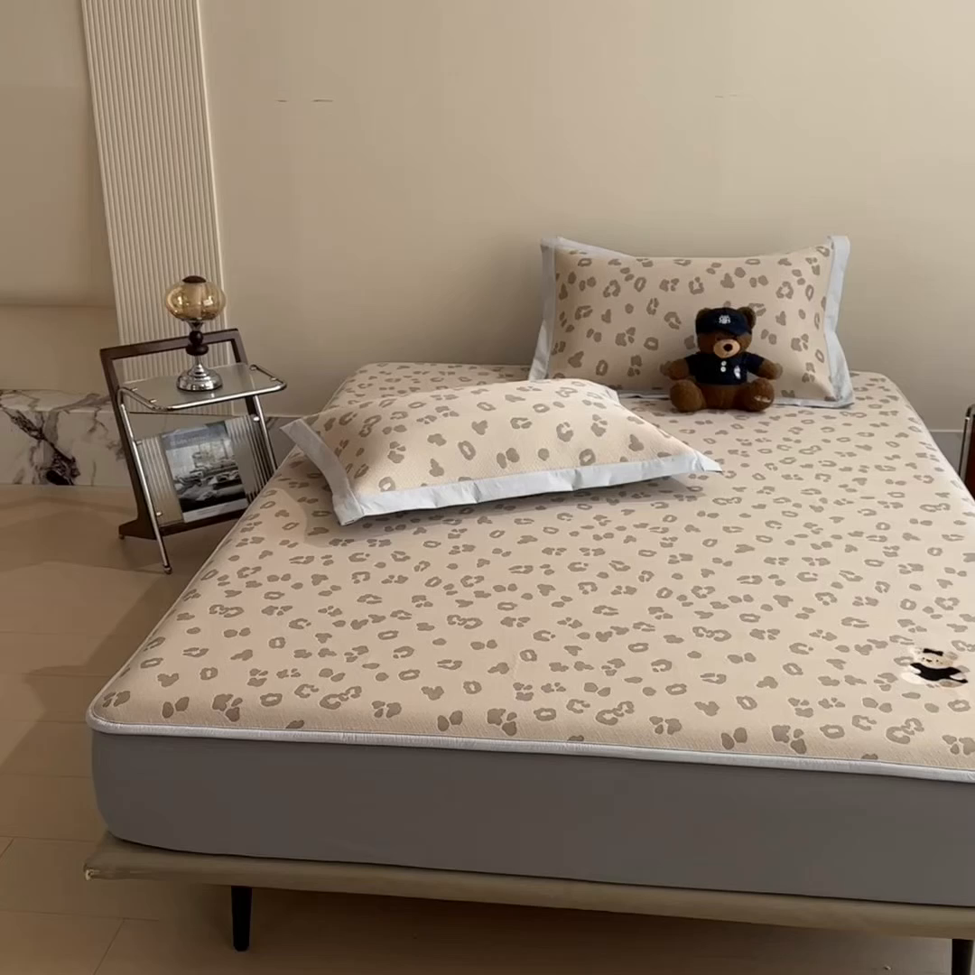 91家纺网 家纺一手货源 找家纺 孩子王家纺 2026春夏新款A类母婴级ins清新冰豆豆小熊刺绣凉感值过0.21夏季冰丝席凉席 小熊豹豹-咖 床笠款