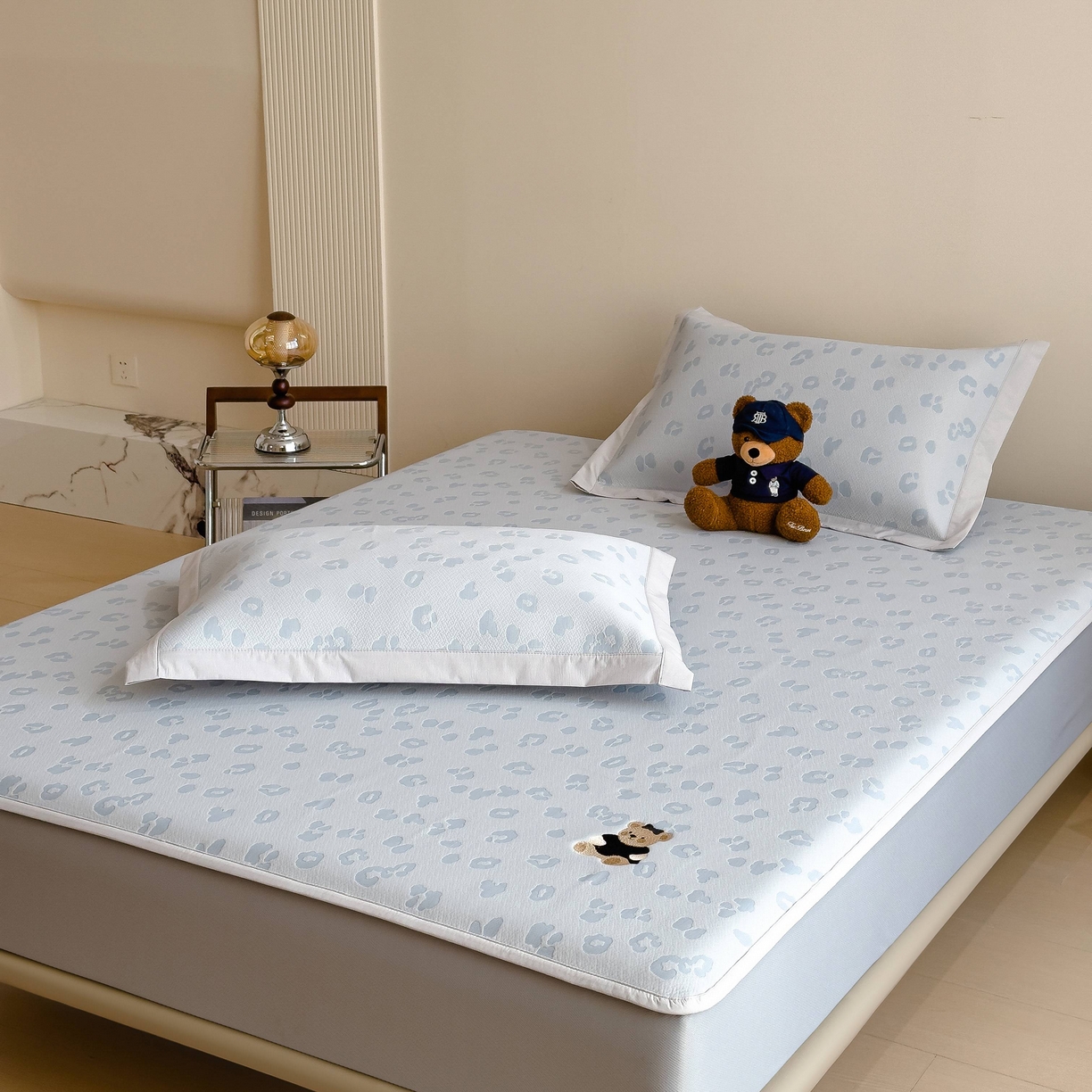 91家纺网 家纺一手货源 找家纺 孩子王家纺 2026春夏新款A类母婴级ins清新冰豆豆小熊刺绣凉感值过0.21夏季冰丝席凉席 小熊豹豹-蓝 床笠款