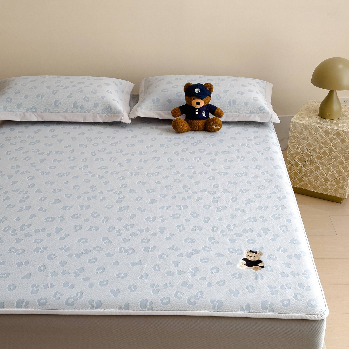 91家纺网 家纺一手货源 找家纺 孩子王家纺 2026春夏新款A类母婴级ins清新冰豆豆小熊刺绣凉感值过0.21夏季冰丝席凉席 小熊豹豹-蓝 床笠款