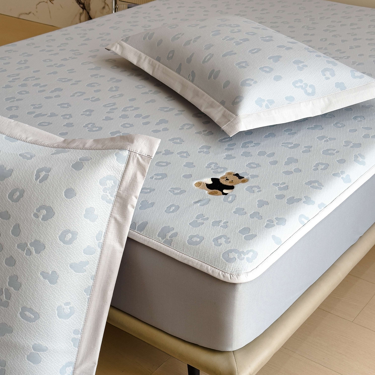 91家纺网 家纺一手货源 找家纺 孩子王家纺 2026春夏新款A类母婴级ins清新冰豆豆小熊刺绣凉感值过0.21夏季冰丝席凉席 小熊豹豹-蓝 床笠款