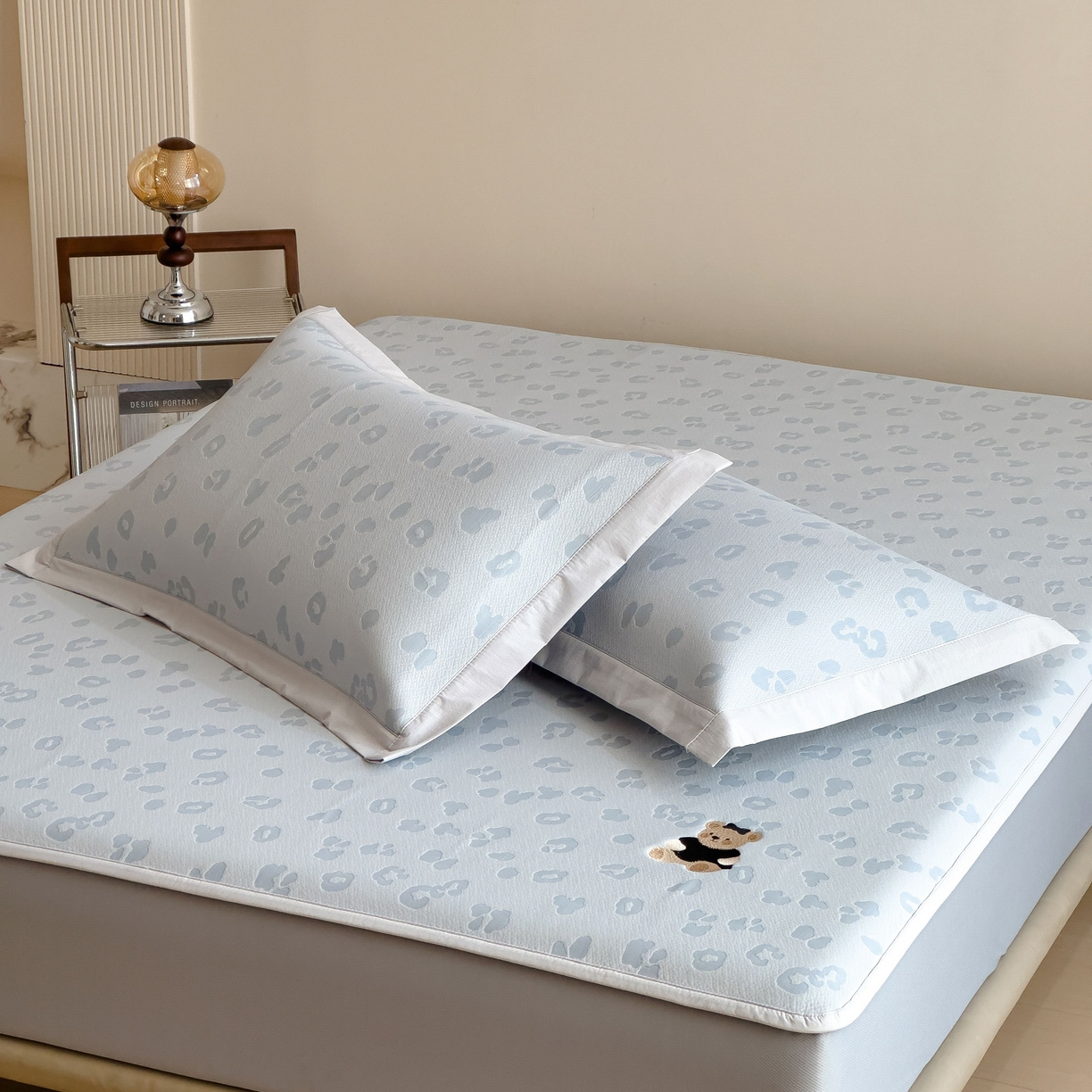 91家纺网 家纺一手货源 找家纺 孩子王家纺 2026春夏新款A类母婴级ins清新冰豆豆小熊刺绣凉感值过0.21夏季冰丝席凉席 小熊豹豹-蓝 床笠款