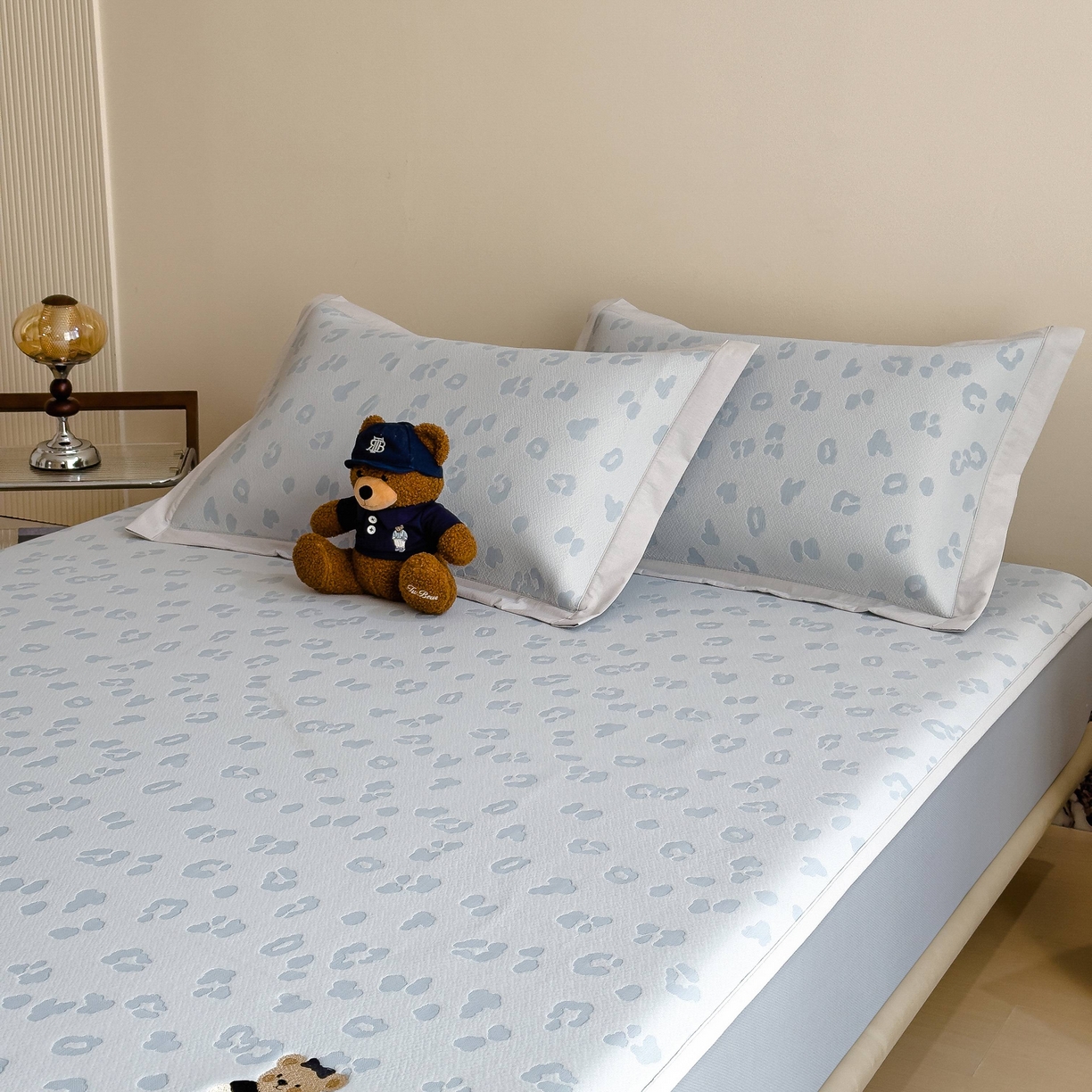 91家纺网 家纺一手货源 找家纺 孩子王家纺 2026春夏新款A类母婴级ins清新冰豆豆小熊刺绣凉感值过0.21夏季冰丝席凉席 小熊豹豹-蓝 床笠款