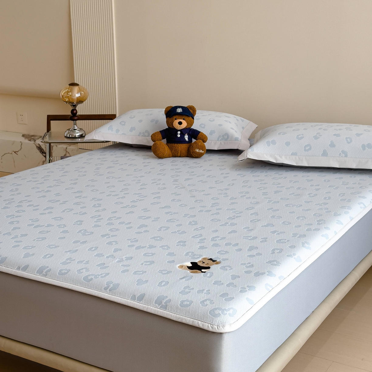 91家纺网 家纺一手货源 找家纺 孩子王家纺 2026春夏新款A类母婴级ins清新冰豆豆小熊刺绣凉感值过0.21夏季冰丝席凉席 小熊豹豹-蓝 床笠款