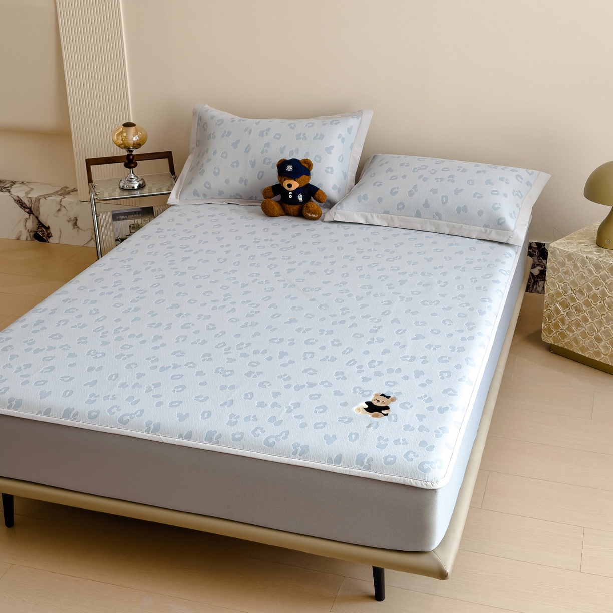 91家纺网 家纺一手货源 找家纺 孩子王家纺 2026春夏新款A类母婴级ins清新冰豆豆小熊刺绣凉感值过0.21夏季冰丝席凉席 小熊豹豹-蓝 床笠款