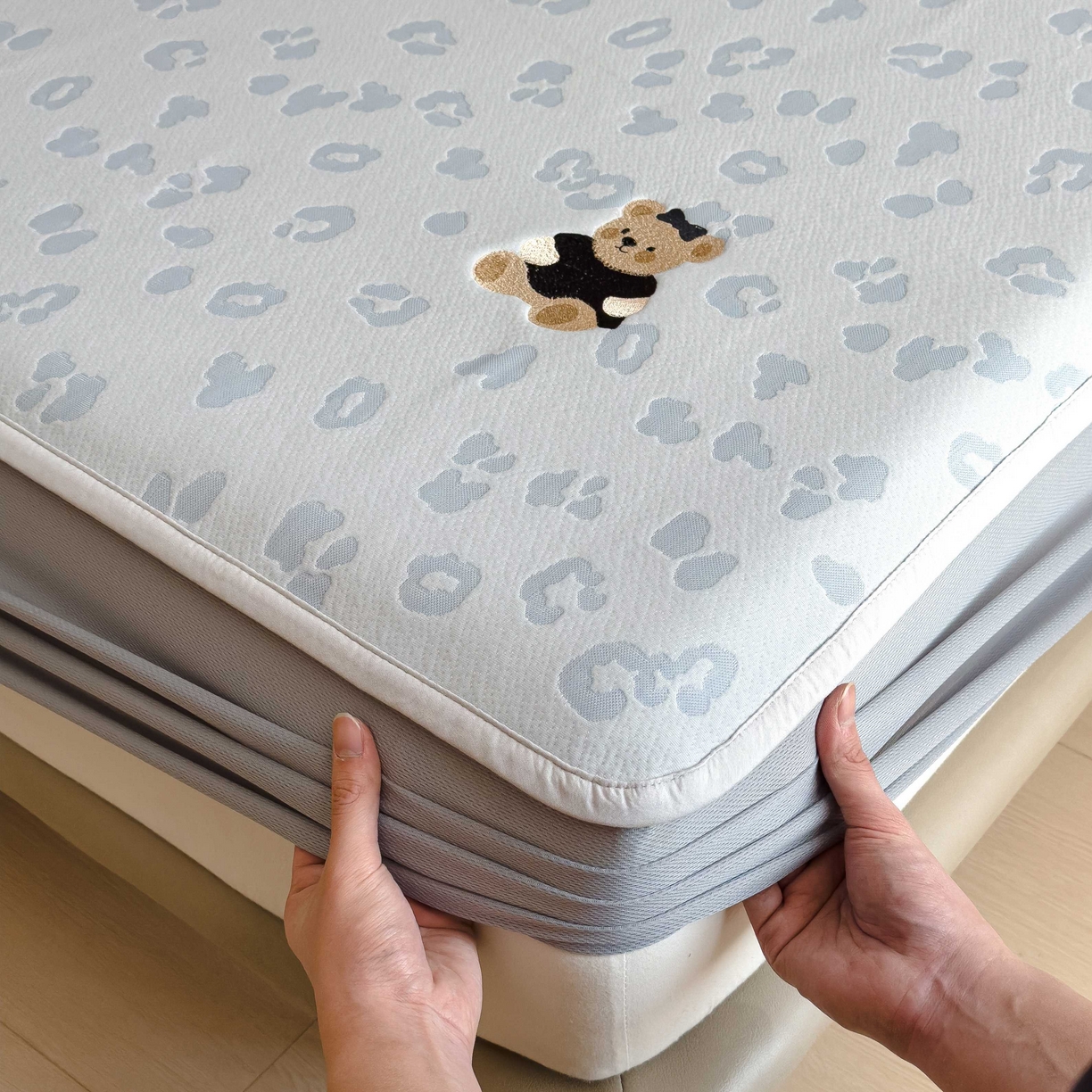 91家纺网 家纺一手货源 找家纺 孩子王家纺 2026春夏新款A类母婴级ins清新冰豆豆小熊刺绣凉感值过0.21夏季冰丝席凉席 小熊豹豹-蓝 床笠款