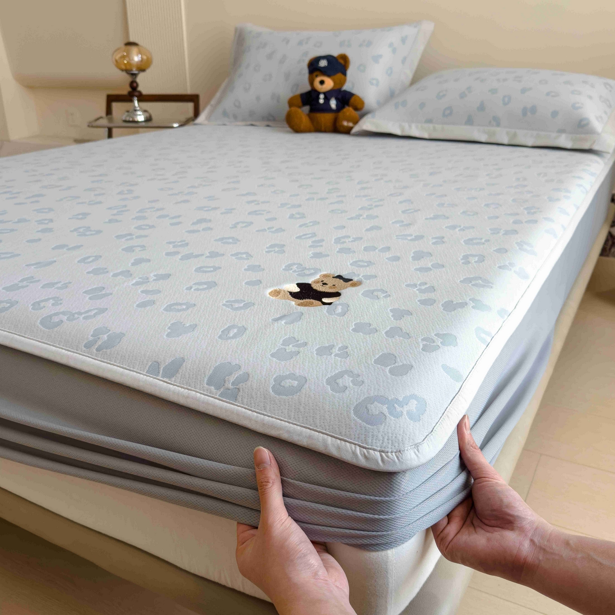 91家纺网 家纺一手货源 找家纺 孩子王家纺 2026春夏新款A类母婴级ins清新冰豆豆小熊刺绣凉感值过0.21夏季冰丝席凉席 小熊豹豹-蓝 床笠款