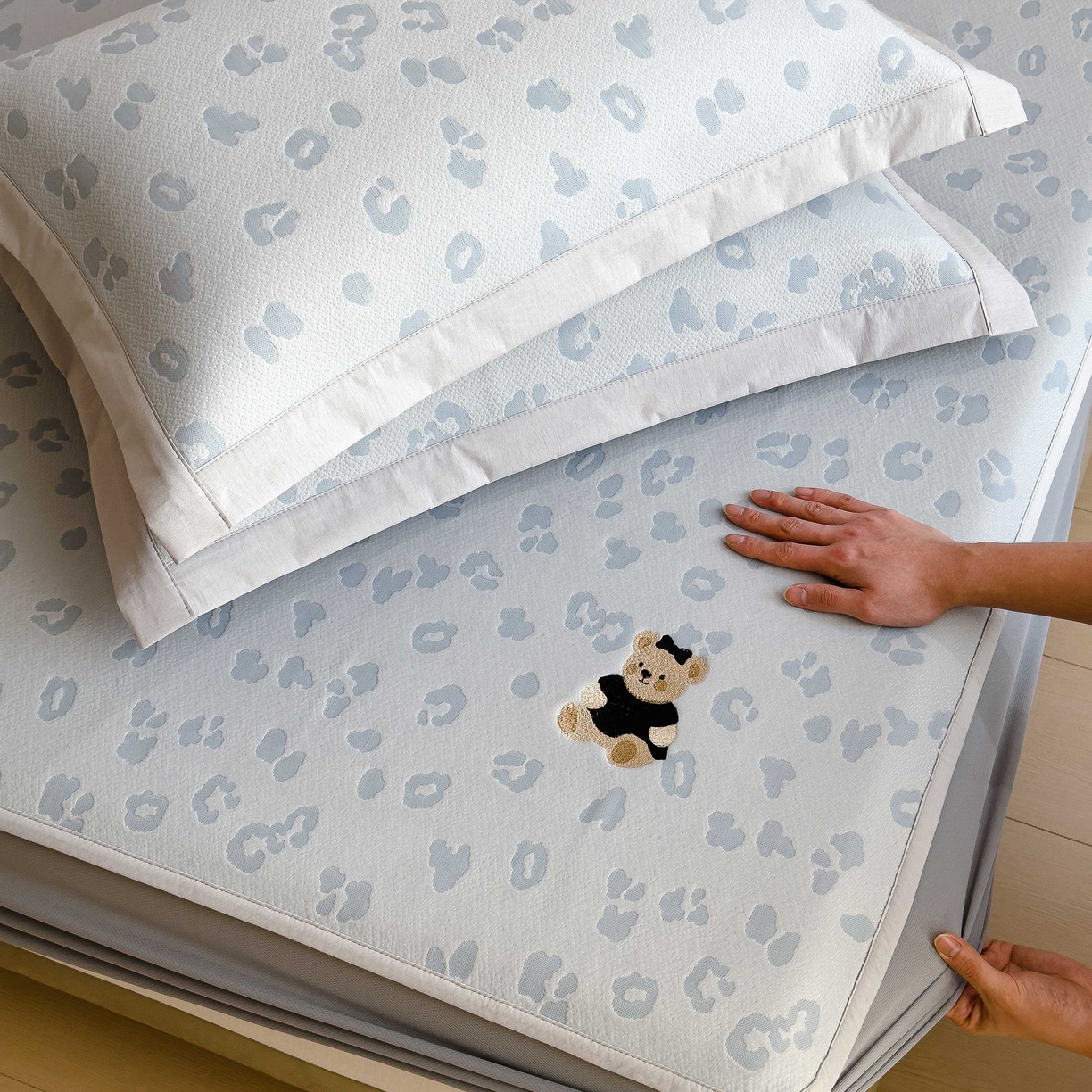 91家纺网 家纺一手货源 找家纺 孩子王家纺 2026春夏新款A类母婴级ins清新冰豆豆小熊刺绣凉感值过0.21夏季冰丝席凉席 小熊豹豹-蓝 床笠款