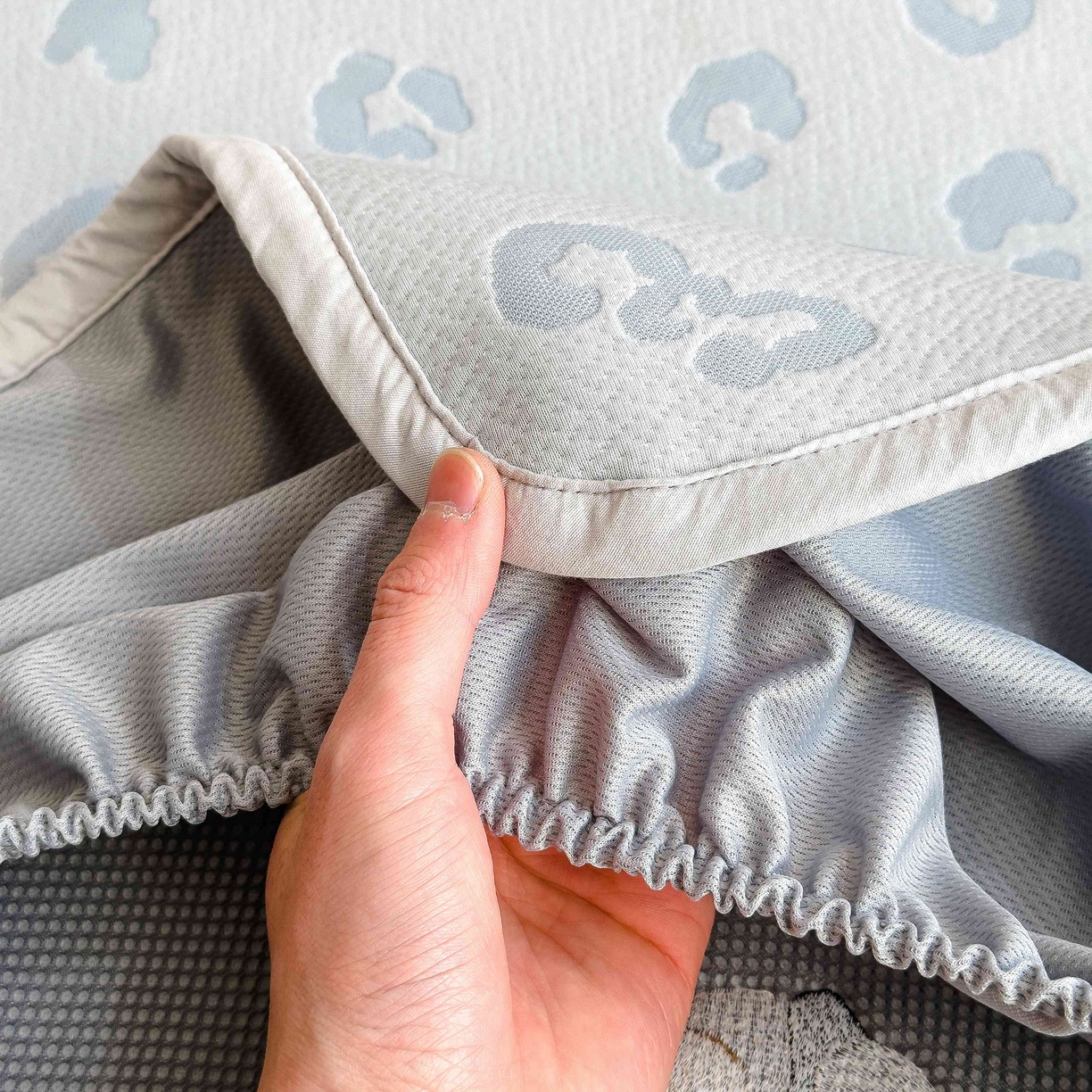 91家纺网 家纺一手货源 找家纺 孩子王家纺 2026春夏新款A类母婴级ins清新冰豆豆小熊刺绣凉感值过0.21夏季冰丝席凉席 小熊豹豹-蓝 床笠款