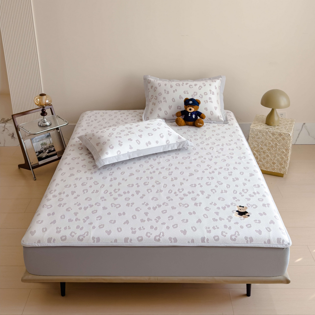 91家纺网 家纺一手货源 找家纺 孩子王家纺 2026春夏新款A类母婴级ins清新冰豆豆小熊刺绣凉感值过0.21夏季冰丝席凉席 小熊豹豹-浅粉 床笠款