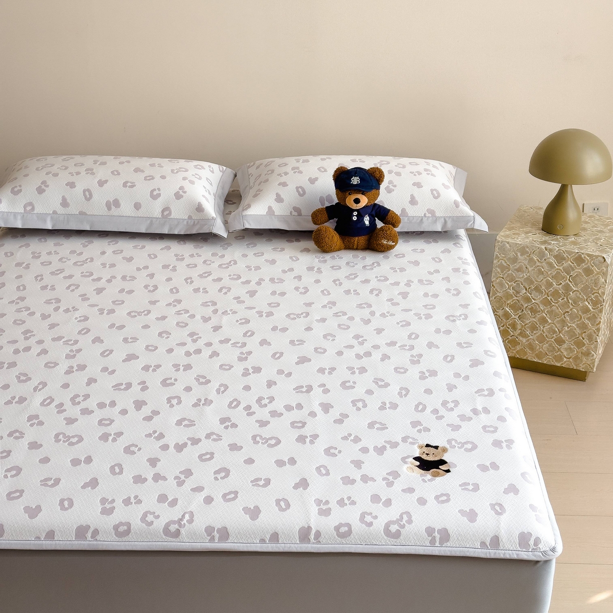 91家纺网 家纺一手货源 找家纺 孩子王家纺 2026春夏新款A类母婴级ins清新冰豆豆小熊刺绣凉感值过0.21夏季冰丝席凉席 小熊豹豹-浅粉 床笠款