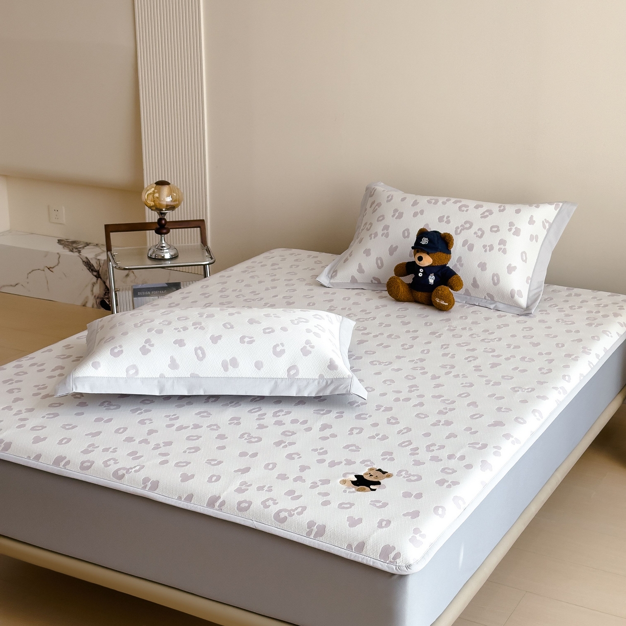 91家纺网 家纺一手货源 找家纺 孩子王家纺 2026春夏新款A类母婴级ins清新冰豆豆小熊刺绣凉感值过0.21夏季冰丝席凉席 小熊豹豹-浅粉 床笠款