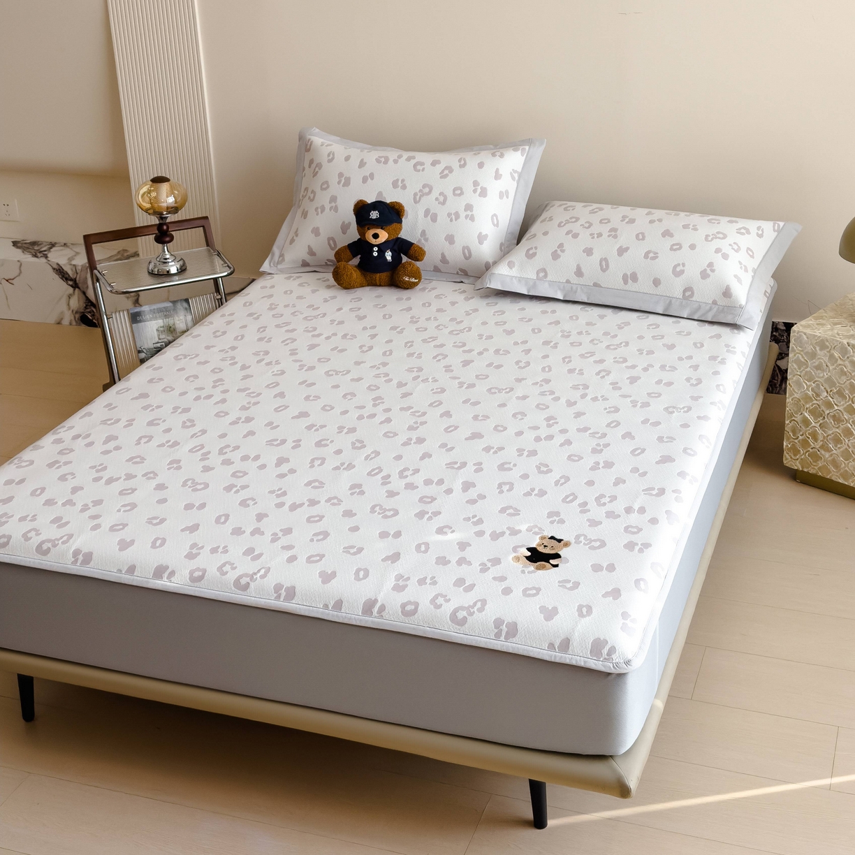 91家纺网 家纺一手货源 找家纺 孩子王家纺 2026春夏新款A类母婴级ins清新冰豆豆小熊刺绣凉感值过0.21夏季冰丝席凉席 小熊豹豹-浅粉 床笠款