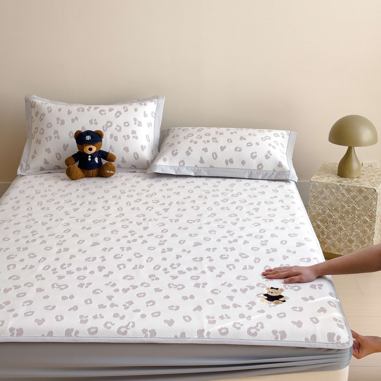 91家纺网 家纺一手货源 找家纺 孩子王家纺 2026春夏新款A类母婴级ins清新冰豆豆小熊刺绣凉感值过0.21夏季冰丝席凉席 小熊豹豹-浅粉 床笠款