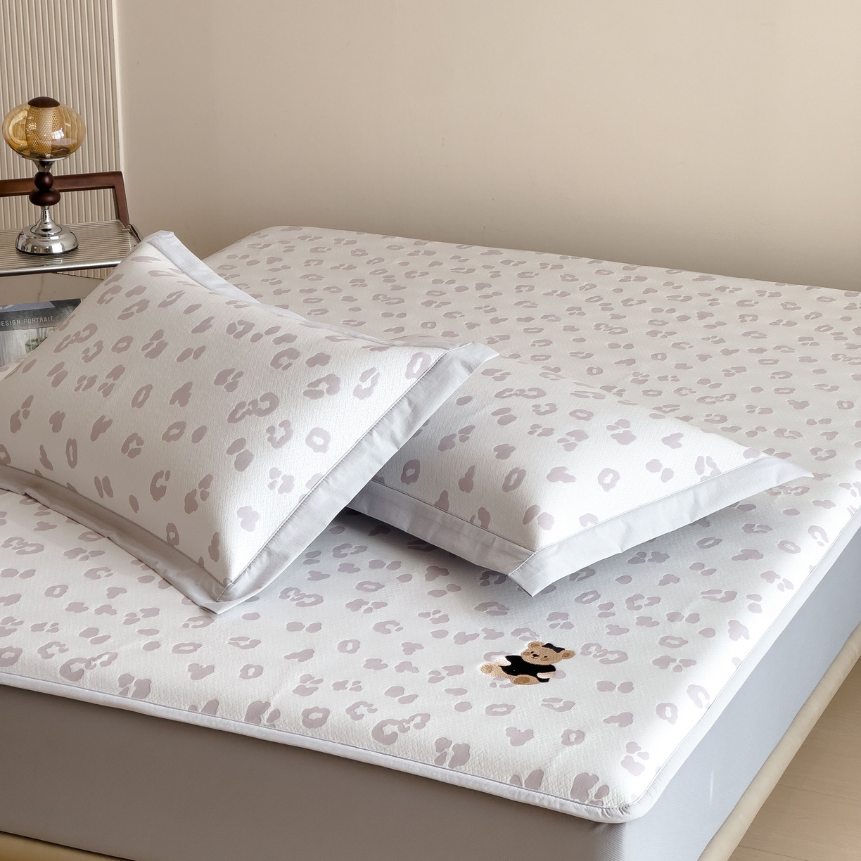 91家纺网 家纺一手货源 找家纺 孩子王家纺 2026春夏新款A类母婴级ins清新冰豆豆小熊刺绣凉感值过0.21夏季冰丝席凉席 小熊豹豹-浅粉 床笠款